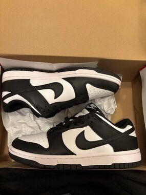 NEW Nike women’s dunks — Black & White